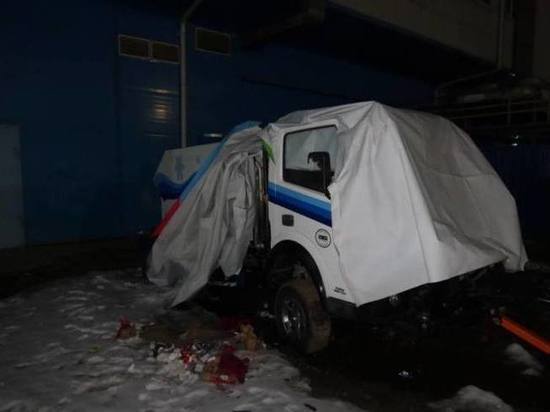 Мужчина поджег ледозаливочную машину на территории Ледовой арены в Приморье