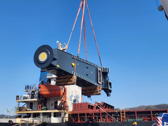 Корсаковский порт приобрел портальный кран грузоподъемностью 60 тонн
