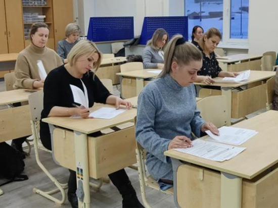 Пробный ЕГЭ по русскому языку сдали родители чукотских выпускников