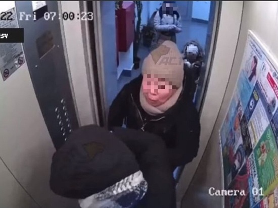 В Новосибирске в лифте многодетная мать набросилась с кулаками на старшую по дому