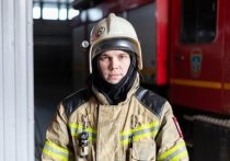 22-летний начальник караула пожарно-спасательной части №6 Новосибирска Вячеслав Путин вместе с коллегами спас из задымленной квартиры женщину с младенцем