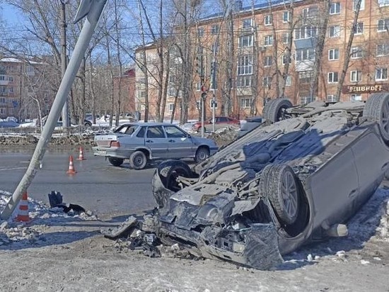 В Омске автомобиль Subaru в результате ДТП опрокинулся на тротуар