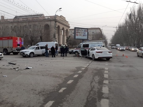 В центре Волгограда в ДТП с внедорожником пострадали сразу три женщины