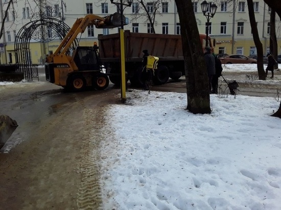 В Смоленске продолжается комплексная уборка после зимы