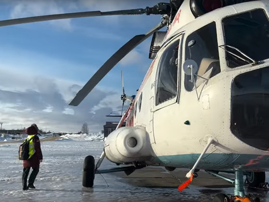 Девушка-пилот вертолета провела свой первый полет на Крайнем Севере