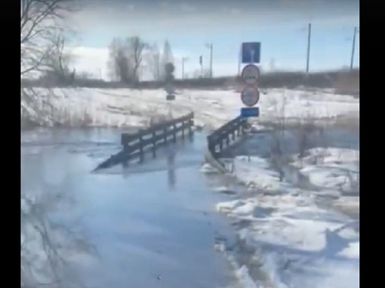 В Рыбновском районе затопило мост через реку Вожа