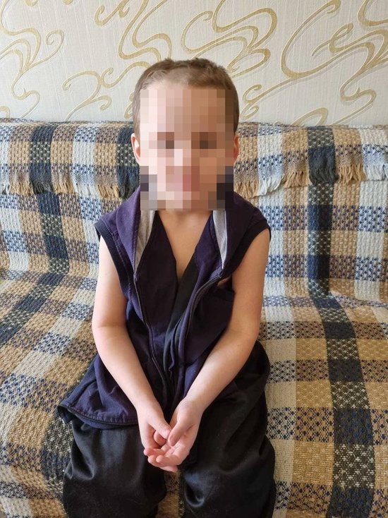 В Красноярске разыскивают родителей 5-летнего мальчика в сланцах