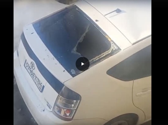 Рухнувший с крыши снег разбил автомобиль в Новосибирске