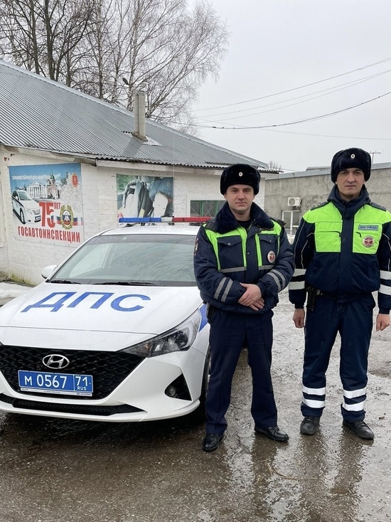Сотрудники ГИБДД в Тульской области помогли застывающему на дороге водителю фуры из Костромы