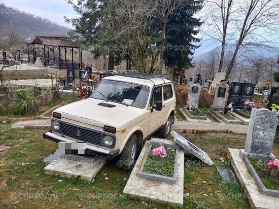 В Сочи водитель сбил кладбищенские памятники