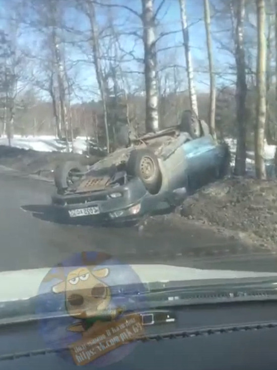 В Тверской области легковушка перевернулась на крышу после аварии