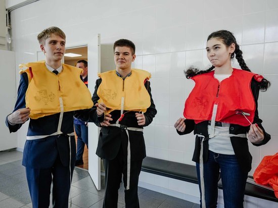 Дети из семей участников СВО посетили Центр подготовки авиационного персонала в Подмосковье
