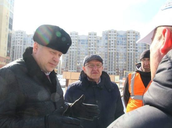 «Потребовали увеличить количество специалистов»: мэр Омска снова побывал на стройке дома переселенцев из аварийного жилья