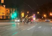 Серьезное ДТП в центре Петербурга случилось вечером 18 марта. Как сообщил корреспондент «МК в Питере», на набережной Лебяжьей канавки столкнулись два авто.