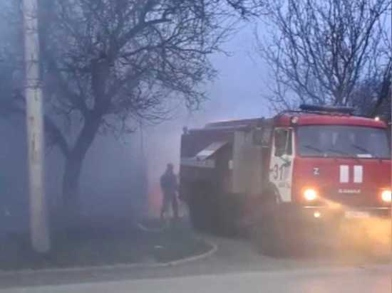 Восемь пожарных машин тушили горящий дом в Шахтах