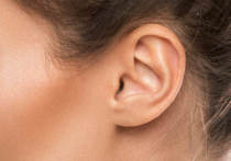 Отит — воспаление уха, возникнуть оно может по нескольким причинам. Оториноларинголог «СМ-Клиника» Антон Ризаев перечислил, почему человек может столкнуться с таким заболеванием.