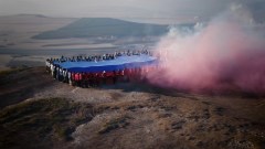 На Белой скале в Крыму развернули гигантский российский флаг