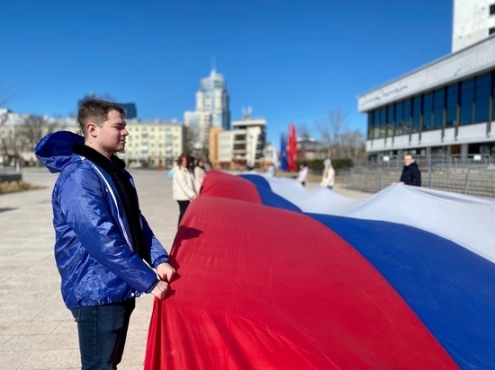 В Воронеже развернули 60-метровый флаг в честь воссоединения Крыма с Россией