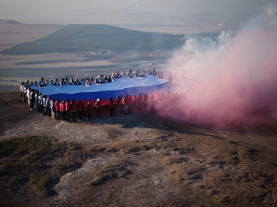 На Белой скале в Крыму развернули гигантский триколор