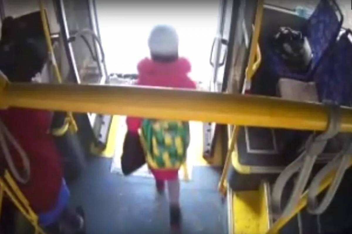 Ярославскую школьницу высадили из автобуса в 10 км от дома