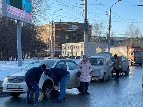 В Новосибирске автомобилисты массово пробили колеса на площади Кирова