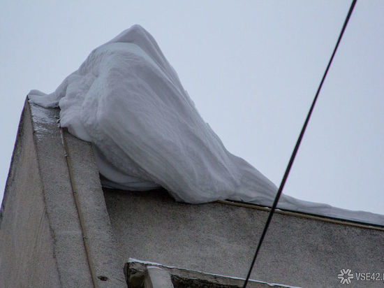 Снежные глыбы уничтожили козырек подъезда в Кемерове