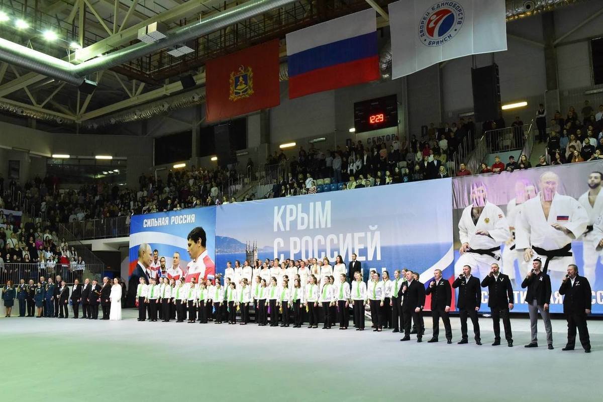 4 тысячи брянцев исполнили гимн РФ на концерте "Крым, Донбасс, Россия – навсегда!"
