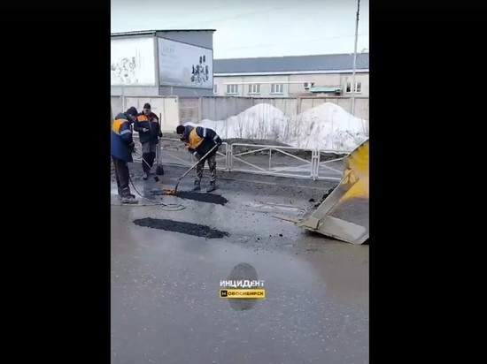В Новосибирске заметили ремонт дороги поверх луж
