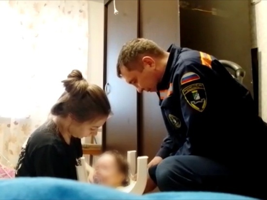 В Новосибирске девочка застряла в пластмассовом горшке