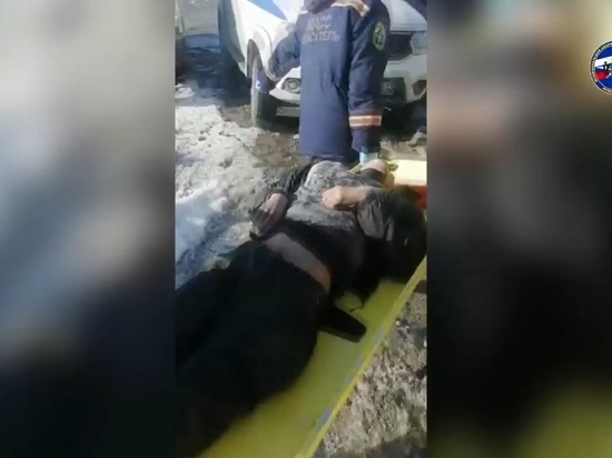 В Новосибирске спасатели вытащили из оврага с водой мужчину без сознания