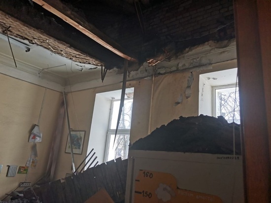 Потолок обрушился в кабинете детской поликлиники в Дубне