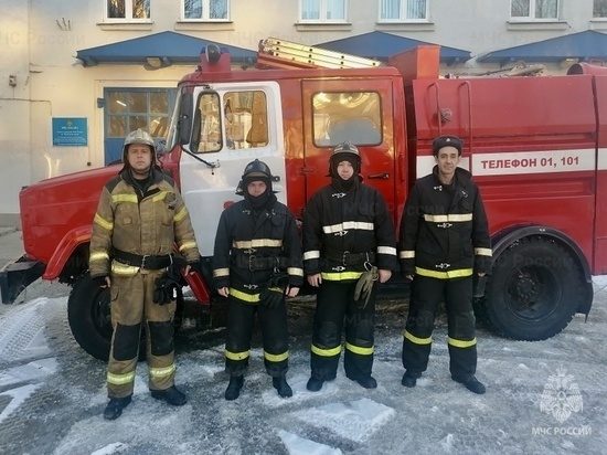 В Перми при пожаре в многоквартирном доме пожарные спасли двух человек