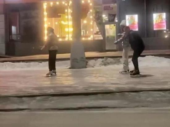 Жители Новосибирска встали на коньки для передвижения по тротуарам проспекта Маркса