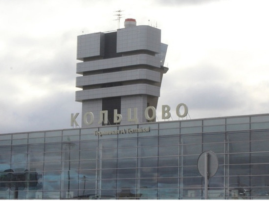 Авиарейсы массово задерживают в аэропорту Кольцово