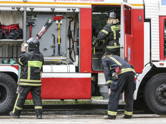 Пожарные не смогли проехать к многоэтажке в Путилково из-за припаркованных авто