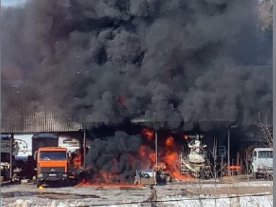 Три грузовых автомобиля загорелись в Новой Москве
