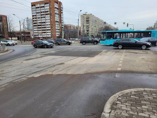 На Заневском проспекте возобновили движение транспорта после аварийных работ Водоканала