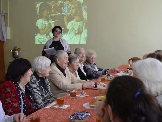 В Торопце пенсионеры пили чай и делились рецептами