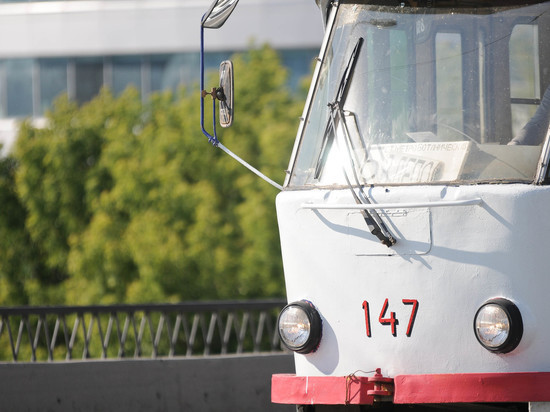 Легковушка влетела в трамвай на Уралмаше в Екатеринбурге