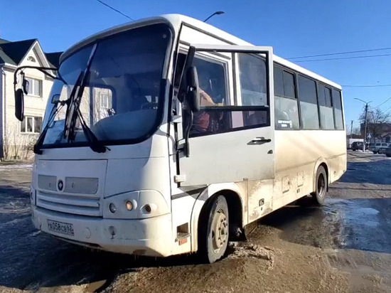 В центре Касимова Рязанской области автобус застрял на обледеневшей дороге