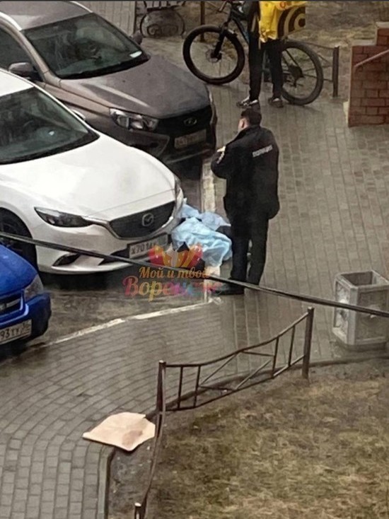 В Воронеже около многоэтажки на улице Владимира Невского обнаружили тело выпавшего из окна человека