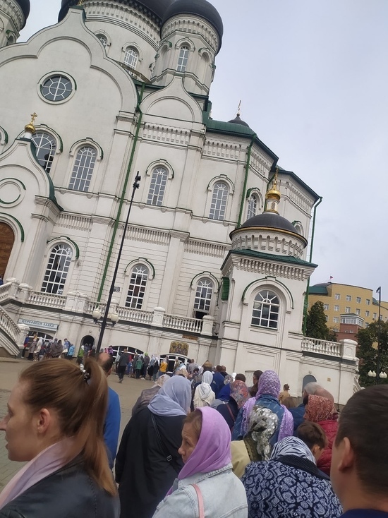 В выходные воронежцы выстраивались в гигантские очереди у Благовещенского собора, чтобы прикоснуться к Поясу Пресвятой Богородицы