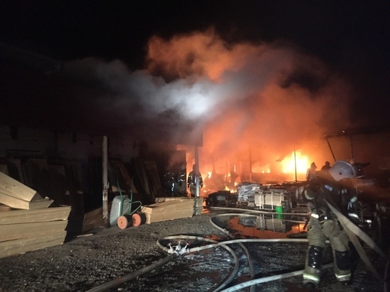 В Астрахани тушат пожар в двух строительных цехах