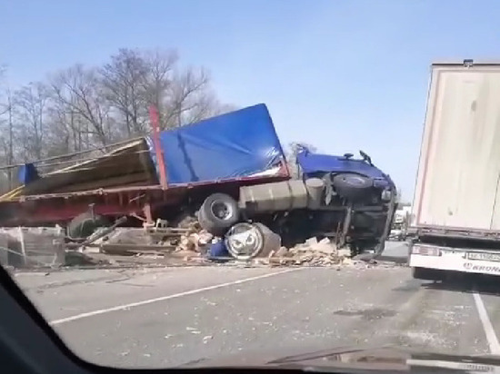 Жуткое ДТП в Пензенской области - грузовик опрокинулся и перекрыл часть трассы