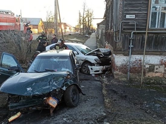 В Орловской области автомобиль влетел в жилой дом