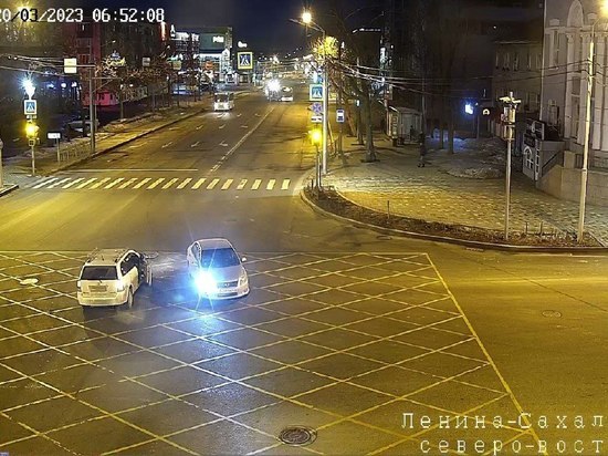 Два автомобиля Toyota не поделили перекресток в Южно-Сахалинске — видео