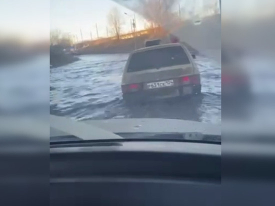 Автомобилисты добираются в Березовку вплавь