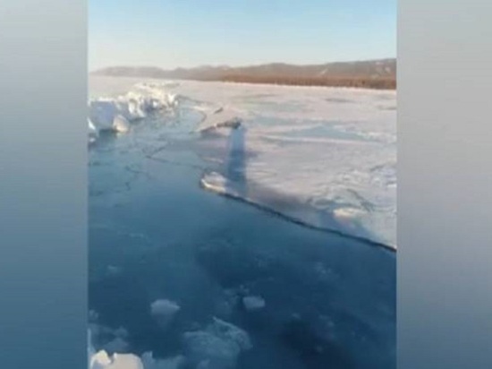 На льду Байкала в Бурятии образовалась внушительная трещина