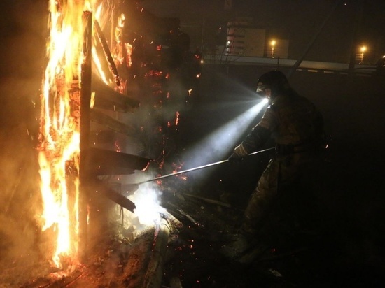 В Астрахани в ночь на 20 марта загорелись 2 хозпостройки возле ТЦ