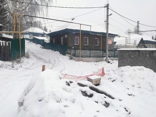 В Новосибирске жители пожаловались на заблокированную дорогу на улице Комбинатской